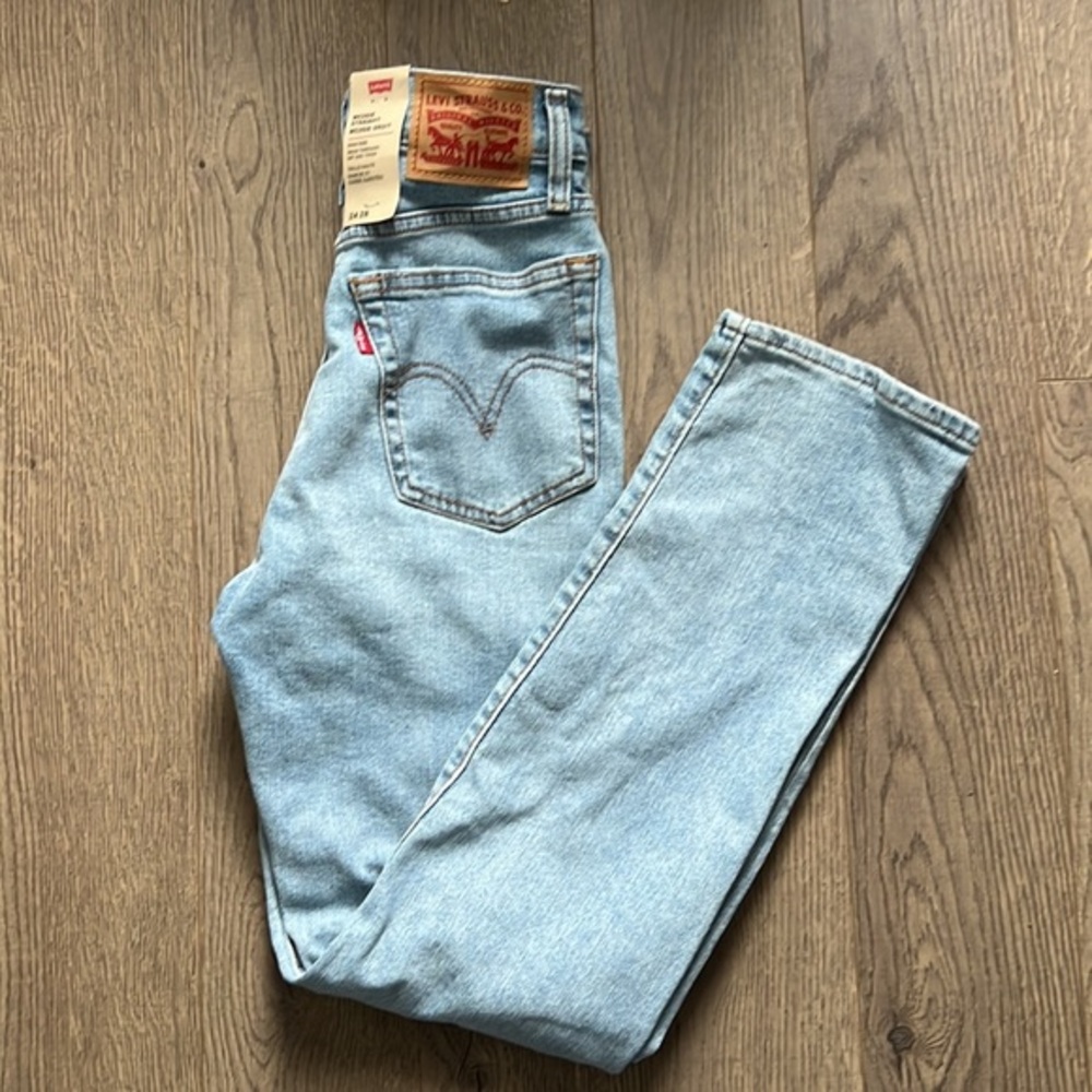 NWT Levi’s wedgie straight jeans high rise light wash size 24 button fly
